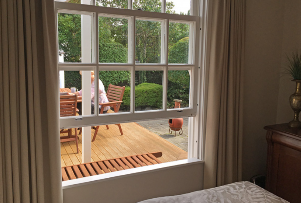 Kamar dengan jendela besar untuk sirkulasi udara